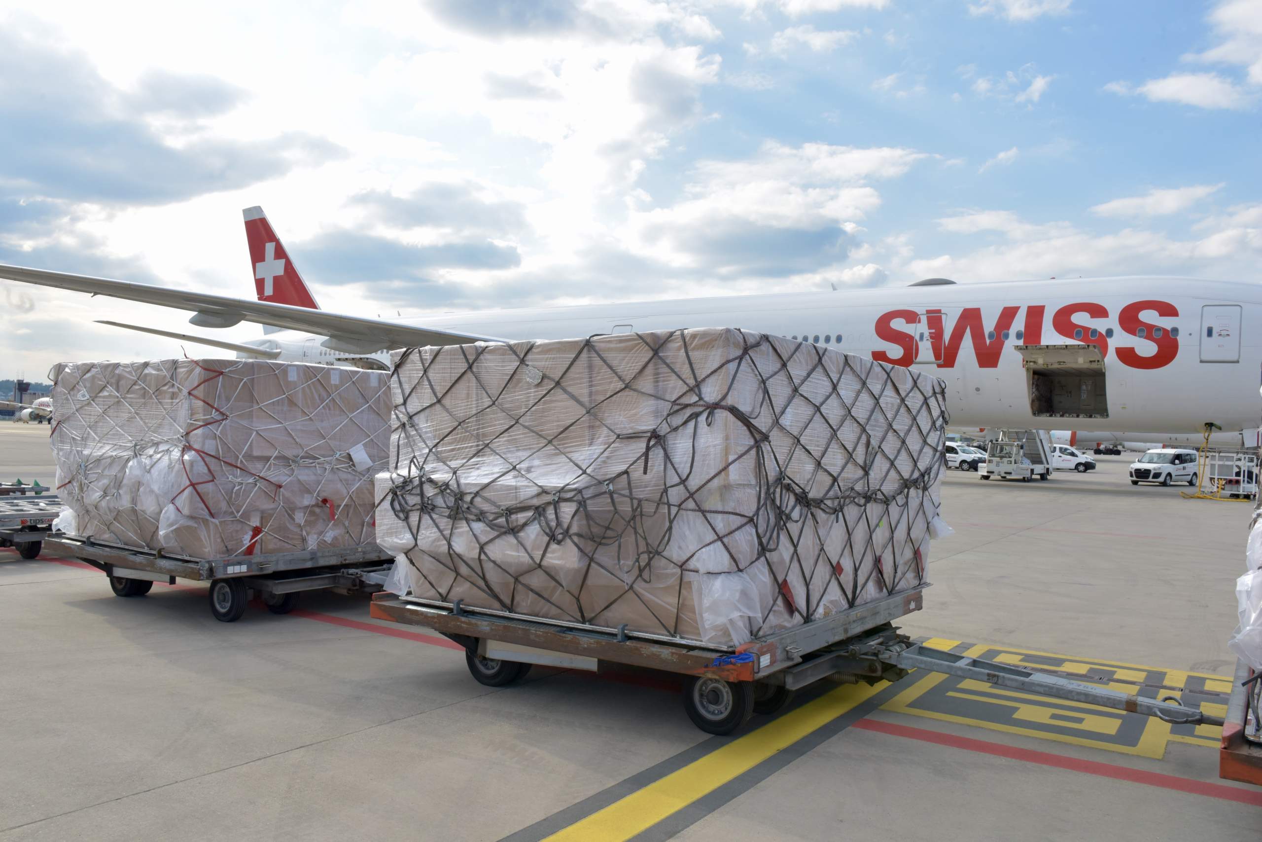 Dein Deal lässt 3 Mio. Schutzmasken mit Swiss Cargo einfliegen